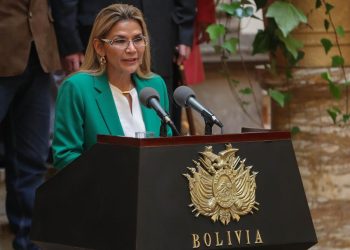 La presidenta interina boliviana, Jeanine Áñez, da un discurso en el Palacio de Gobierno donde indicó que Bolivia se libró de "un destino como el de Venezuela" al acabar con la "violencia" y la "corrupción" de la era de Evo Morales en el poder, este miércoles, en La Paz (Bolivia). Foto: EFE/ Martín Alipaz