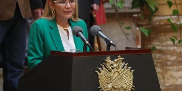 La presidenta interina boliviana, Jeanine Áñez, da un discurso en el Palacio de Gobierno donde indicó que Bolivia se libró de "un destino como el de Venezuela" al acabar con la "violencia" y la "corrupción" de la era de Evo Morales en el poder, este miércoles, en La Paz (Bolivia). Foto: EFE/ Martín Alipaz