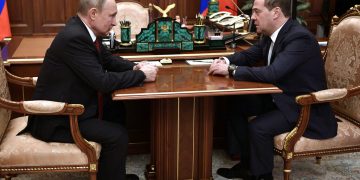 El presidente ruso Vladimir Putin (i) con el primer ministro Dmitry Medvedev en el Kremlin en Moscú el 15 de enero del 2020. Foto: Alexei Nikolsky, Sputnik, Kremlin Pool vía AP.