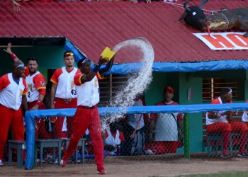 Pelotero de Matanzas tirando omi (agua) al terreno. Foto: Ricardo López/Facebook