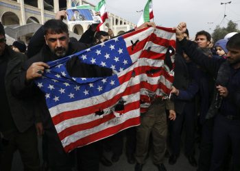 Manifestantes queman una bandera estadounidense durante una manifestación en Teherán, el viernes 3 de enero de 2020, contra el ataque de Estados Unidos que provocó la muerte del general iraní Qassem Soleimani. Foto: Vahid Salemi / AP.