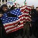 Manifestantes queman una bandera estadounidense durante una manifestación en Teherán, el viernes 3 de enero de 2020, contra el ataque de Estados Unidos que provocó la muerte del general iraní Qassem Soleimani. Foto: Vahid Salemi / AP.