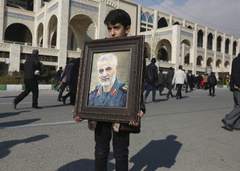 Un niño carga un retrato del general iraní Qassem Soleimani, quien murió en un ataque perpetrado por Estados Unidos en Irak, el viernes 3 de enero de 2020 en Teherán, Irán. (AP Foto/Vahid Salemi)