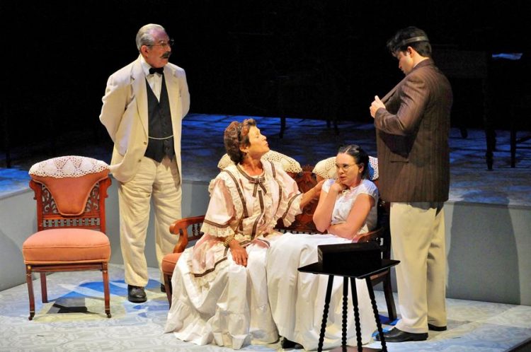 Fotografía cedida por el Teatro Avante donde aparecen los actores (de i a d) Julio Rodriguez, Marilyn Romero, Yani Martin y Pedro Loforte durante una escena de la obra "Bayamesa" puesta en escena por el director teatral Mario Ernesto Sánchez. Foto: EFE