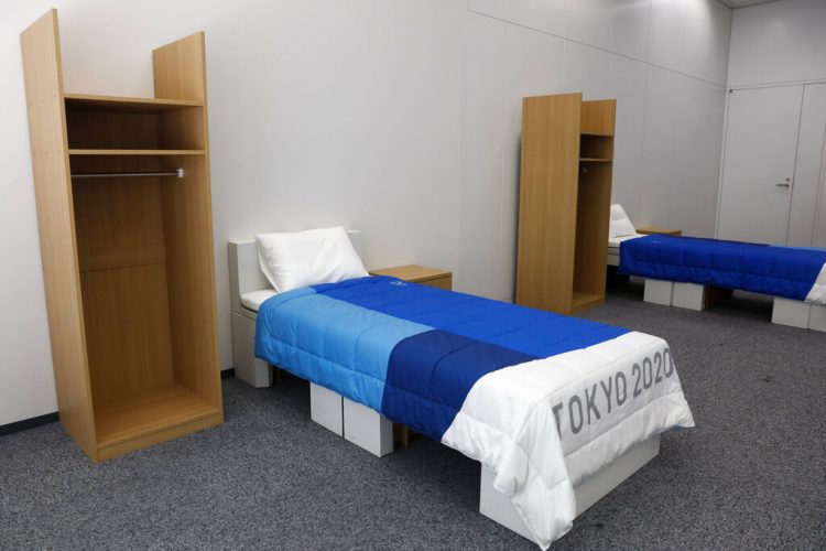 Dos lotes de muebles de dormitorio, que incluyen camas hechas de cartón, para los Juegos Olímpicos y Paralímpicos de Tokio 2020, expuestos en una habitación de muestra, el jueves 9 de enero de 2020.  (AP Foto/Jae C. Hong)