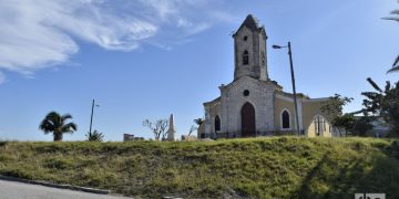 Iglesia de Jesús del Monte, en el municipio de 10 de Octubre, todavía sin la cruz en su torre, un año después del paso por La Habana del tornado de enero de 2019. Foto: Otmaro Rodríguez.