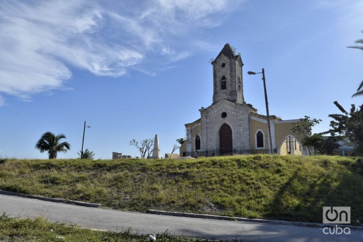 Iglesia de Jesús del Monte, en el municipio de 10 de Octubre, todavía sin la cruz en su torre, un año después del paso por La Habana del tornado de enero de 2019. Foto: Otmaro Rodríguez.