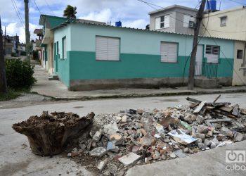 Escombros frente a casas reconstruidas en el municipio de 10 de Octubre, un año después del paso por La Habana del tornado de enero de 2019. Foto: Otmaro Rodríguez.