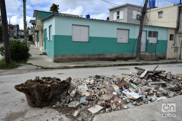 Escombros frente a casas reconstruidas en el municipio de 10 de Octubre, un año después del paso por La Habana del tornado de enero de 2019. Foto: Otmaro Rodríguez.