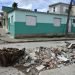 Escombros frente a casas reconstruidas en el municipio de 10 de Octubre, un año después del paso por La Habana del tornado de enero de 2019. Foto: Otmaro Rodríguez.