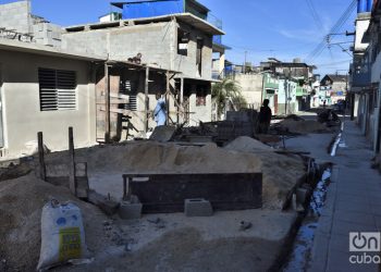 Vista de una zona en reconstrucción en el municipio de 10 de Octubre, a un año del paso por La Habana del tornado de enero de 2019. Foto: Otmaro Rodríguez.