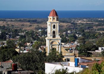 Fotografía del 17 de enero de 2020 que muestra una vista de la ciudad de Trinidad y su campanario, en Sancti Spíritus. Foto: EFE/ Yander Zamora