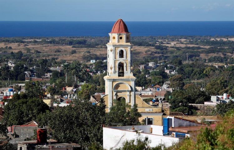 Fotografía del 17 de enero de 2020 que muestra una vista de la ciudad de Trinidad y su campanario, en Sancti Spíritus. Foto: EFE/ Yander Zamora