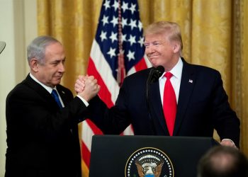 El presidente estadounidense, Donald Trump (d), junto al primer ministro israelí, Benjamin Netanyahu (i), durante una ceremonia en la Casa Blanca, en Washington, donde Trump describió su plan de paz para Oriente Medio como una "solución realista de dos Estados", aunque propuso reservar para Israel parte de Cisjordania y Jerusalén como "capital íntegra". Foto: EFE/ Michael Reynolds