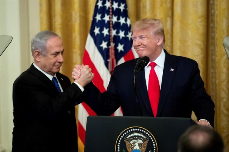 El presidente estadounidense, Donald Trump (d), junto al primer ministro israelí, Benjamin Netanyahu (i), durante una ceremonia en la Casa Blanca, en Washington, donde Trump describió su plan de paz para Oriente Medio como una "solución realista de dos Estados", aunque propuso reservar para Israel parte de Cisjordania y Jerusalén como "capital íntegra". Foto: EFE/ Michael Reynolds