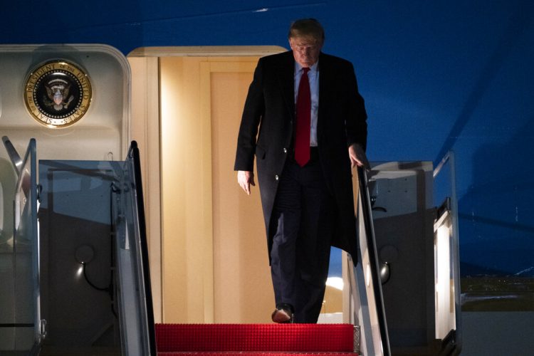 El presidente Donald Trump sale del avión presidencial el miércoles 22 de enero de 2020, en la base de Andrews, Maryland, a su regreso del Foro Económico Mundial en Davos, Suiza. (AP Foto/Kevin Wolf)