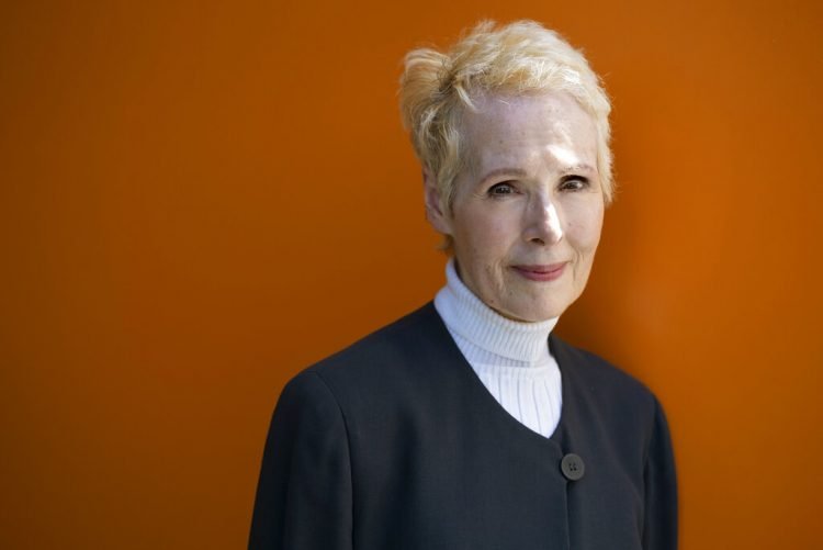 En esta foto de archivo de 2019, E. Jean Carroll, quien acusa a Donald Trump de violarla en la década de 1990, posa para una foto en Nueva York. Foto: Craig Ruttle / AP / Archivo.