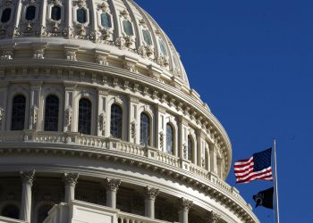 La bandera de Estados Unidos ondea en el Capitolio, en Washington, el domingo 19 de enero de 2020. Foto: Manuel Balce Ceneta / AP.