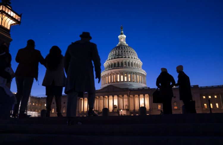 La noche cae en el Capitolio, en Washington, la noche del miércoles 22 de enero de 2020, durante el juicio político del presidente Donald Trump. Foto: AP/J. Scott Applewhite