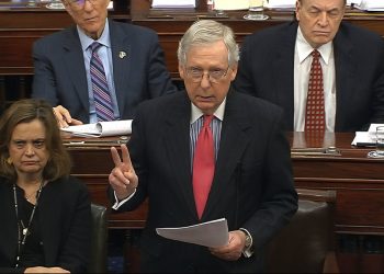 En esta imagen tomada de un video, el líder de la mayoría en el Senado Mitch McConnell habla durante el juicio político al presidente Donald Trump el martes 28 de enero de 2020, en Washington. Foto: Senate Television vía AP.