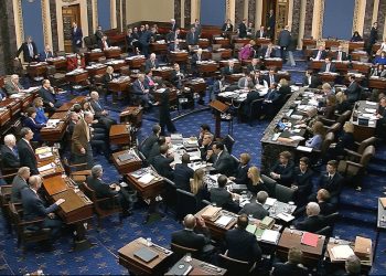 Imagen tomada de un video de senadores votando la moción de permitir nuevos testigos y evidencia en el juicio político contra el presidente Donald Trump en el Capitolio de Estados Unidos en Washington, el viernes 31 de enero de 2020. Foto: Senate Television vía AP.