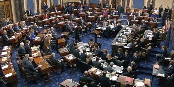 Imagen tomada de un video de senadores votando la moción de permitir nuevos testigos y evidencia en el juicio político contra el presidente Donald Trump en el Capitolio de Estados Unidos en Washington, el viernes 31 de enero de 2020. Foto: Senate Television vía AP.