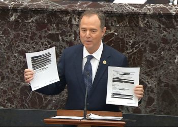 En esta imagen tomada de un video, el representante demócrata Adam Schiff, convertido en un fiscal para el juicio político a Trump, muestra documentos censurados durante el proceso de destitución contra el mandatario en el Senado, en el Capitolio, en Washington, el miércoles 22 de enero de 2020. Foto: Television del Senado vía AP.