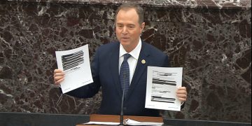 En esta imagen tomada de un video, el representante demócrata Adam Schiff, convertido en un fiscal para el juicio político a Trump, muestra documentos censurados durante el proceso de destitución contra el mandatario en el Senado, en el Capitolio, en Washington, el miércoles 22 de enero de 2020. Foto: Television del Senado vía AP.