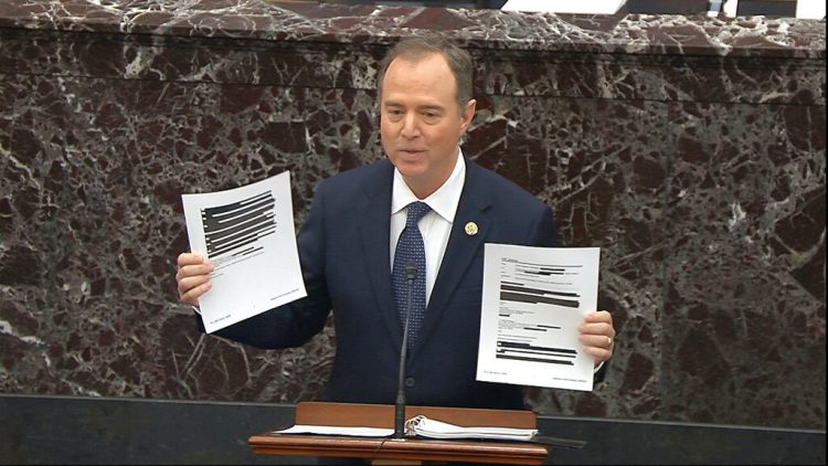 En esta imagen tomada de un video, el representante demócrata Adam Schiff, convertido en un fiscal para el juicio político a Trump, muestra documentos censurados durante el proceso de destitución contra el mandatario en el Senado, en el Capitolio, en Washington, el miércoles 22 de enero de 2020. Foto: Television del Senado vía AP.