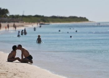 Fotografía del 17 de enero de 2020 que muestra una pareja de turistas en la playa aledaña al Hotel Memories Trinidad del Mar, en la ciudad de Trinidad, en Sancti Spíritus (Cuba). Foto: EFE/ Yander Zamora