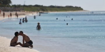 Fotografía del 17 de enero de 2020 que muestra una pareja de turistas en la playa aledaña al Hotel Memories Trinidad del Mar, en la ciudad de Trinidad, en Sancti Spíritus (Cuba). Foto: EFE/ Yander Zamora