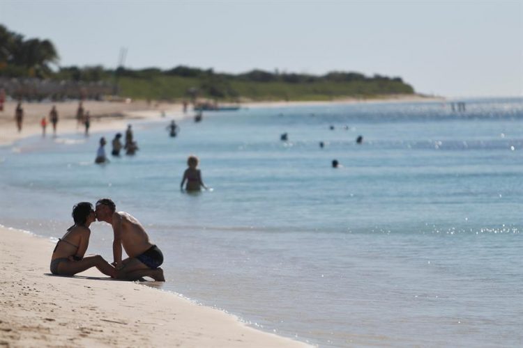 Fotografía del 17 de enero de 2020 que muestra una pareja de turistas en la playa aledaña al Hotel Memories Trinidad del Mar, en la ciudad de Trinidad, en Sancti Spíritus (Cuba). Foto: EFE/ Yander Zamora