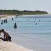 Fotografía del 17 de enero de 2020 que muestra una pareja de turistas en la playa aledaña al Hotel Memories Trinidad del Mar, en la ciudad de Trinidad, en Sancti Spíritus (Cuba). Foto: EFE/ Yander Zamora