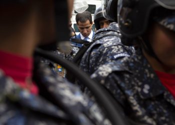 El presidente de la Asamblea Nacional Juan Guaidó con el paso bloqueado por policías para ingresar al inmueble en Caracas, el domingo 5 de enero de 2020. (AP Foto/Andrea Hernandez Briceño)