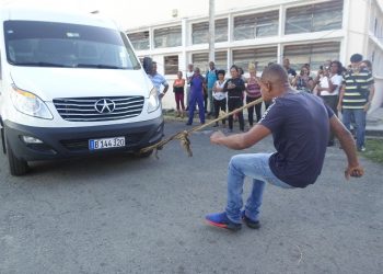 Yasmani Fonseca tiene la habilidad de halar vehículos pesados tirando de una cuerda con su boca. Foto: www.sierramaestra.cu