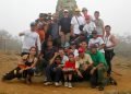 Parte de los integrantes de la Compañía Infantil de Teatro La Colmenita celebra el aniversario 20 de la compañía en el Pico Real del Turquino, en La Sierra Maestra. Foto: Kaloian.