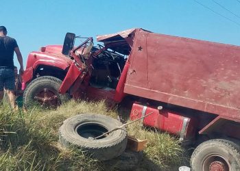 Camión accidentado en Contramaestre, en el oriente de Cuba, en un hecho que causó la muerte a tres personas y dejó ocho lesionados, el 1ro de febrero de 2020. Foto: Perfil de Facebook de Angelina Ramos Montoya.