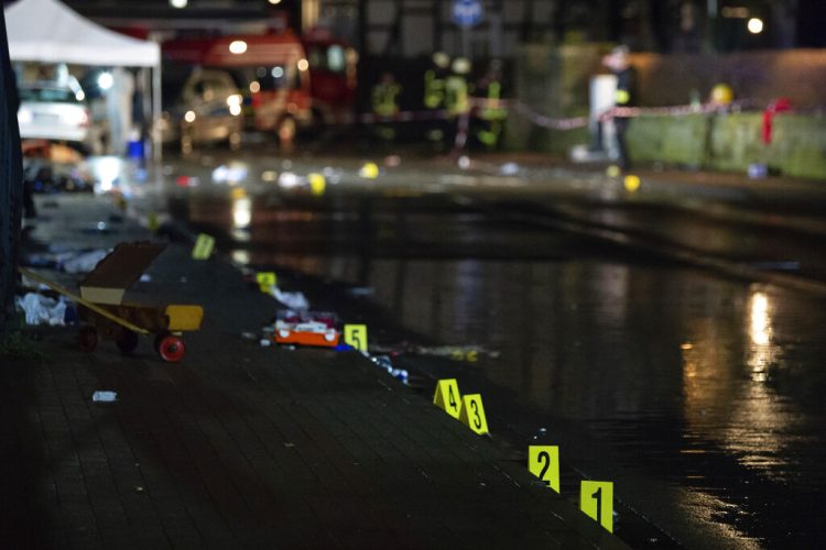 Marcas colocadas por investigadores cerca del auto que embistió contra una multitud durante un desfile de Carnaval en Volkmarsen, Alemania, el lunes 24 de febrero de 2020. (Swen Pfortner/dpa via AP)