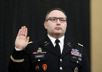 En esta fotografía del 19 de noviembre de 2019, el asesor de seguridad nacional, el teniente coronel Alexander Vindman, es juramentado antes de rendir testimonio ante la Comisión de Inteligencia de la Cámara de Representantes. Foto: Andrew Harnik/AP.