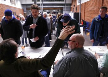 Participantes en un caucus se registran en uno en el centro de educación secundaria Roosevelt, el 3 de febrero de 2020, en Des Moines, Iowa. Foto: Andrew Harnik/AP.