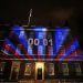 La cuenta regresiva para el Brexit y los colores de la bandera del Reino Unido iluminaron el exterior de la residencia oficial del primer ministro británico en Londres, Inglaterra, el viernes 31 de enero de 2020. Foto: Kirsty Wigglesworth/AP.