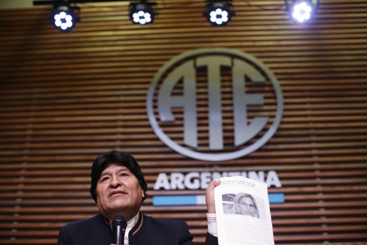 El expresidente de Bolivia, Evo Morales, sostiene una copia de un artículo de noticias que muestra a la presidenta interina de su país, Jeanine Áñez, con el titular "Ánez dice que se debe evitar que retornen 'los salvajes' al poder", refiriéndose a su deseo de regresar a Bolivia y postularse para senador, en una conferencia de prensa en Buenos Aires, Argentina, el 21 de febrero de 2020. Foto: Natacha Pisarenko / AP.