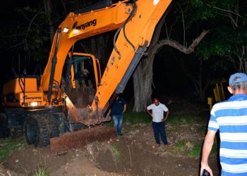 Trabajos de reparación de la avería que provocó la contaminación del agua potable en el sistema de distribución a varios municipios de La Habana. Foto: Ricardo Gómez / Tribuna de La Habana.