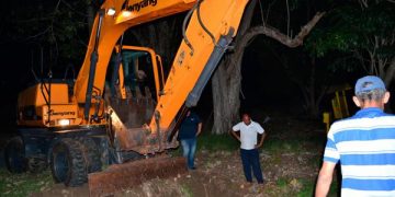 Trabajos de reparación de la avería que provocó la contaminación del agua potable en el sistema de distribución a varios municipios de La Habana. Foto: Ricardo Gómez / Tribuna de La Habana.