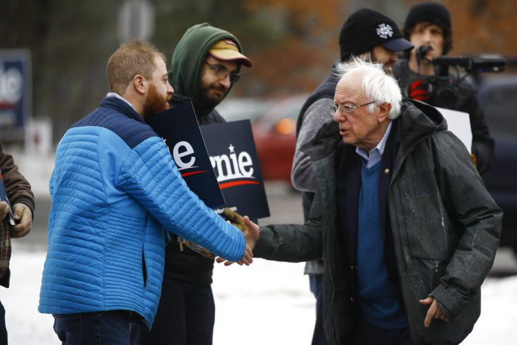 El precandidato presidencial demócrata, el senador Bernie Sanders, se reúne con simpatizantes fuera de un centro de votación durante las primarias en Manchester, Nueva Hampshire, el martes 11 de febrero de 2020. Foto: Matt Rourke/AP.