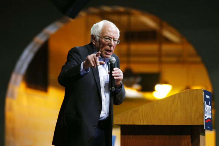 El precandidato presidencial demócrata Bernie Sanders pronuncia un discurso durante un acto de campaña en Richmond, Virginia, el jueves 27 de febrero de 2020.  Foto: Steve Helber/AP.