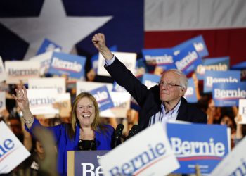 El precandidato presidencial demócrata, el senador Bernie Sanders, de Vermont, y su esposa, Jane, durante un acto de campaña en San Antonio, Texas, el sábado 22 de febrero de 2020. (AP Foto/Eric Gay)