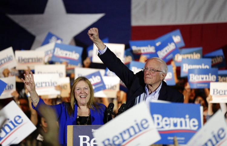 El precandidato presidencial demócrata, el senador Bernie Sanders, de Vermont, y su esposa, Jane, durante un acto de campaña en San Antonio, Texas, el sábado 22 de febrero de 2020. (AP Foto/Eric Gay)