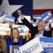 El precandidato presidencial demócrata, el senador Bernie Sanders, de Vermont, y su esposa, Jane, durante un acto de campaña en San Antonio, Texas, el sábado 22 de febrero de 2020. (AP Foto/Eric Gay)