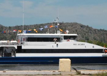 Ferry Río Júcaro, uno de los catamaranes que transportan pasajeros entre los puertos de Nueva Gerona, Isla de la Juventud y Batabanó. Foto: periodicovictoria.cu
